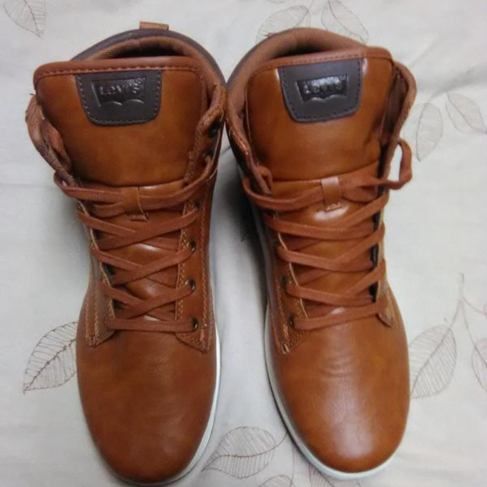 Men's size 10 Levis Shoes